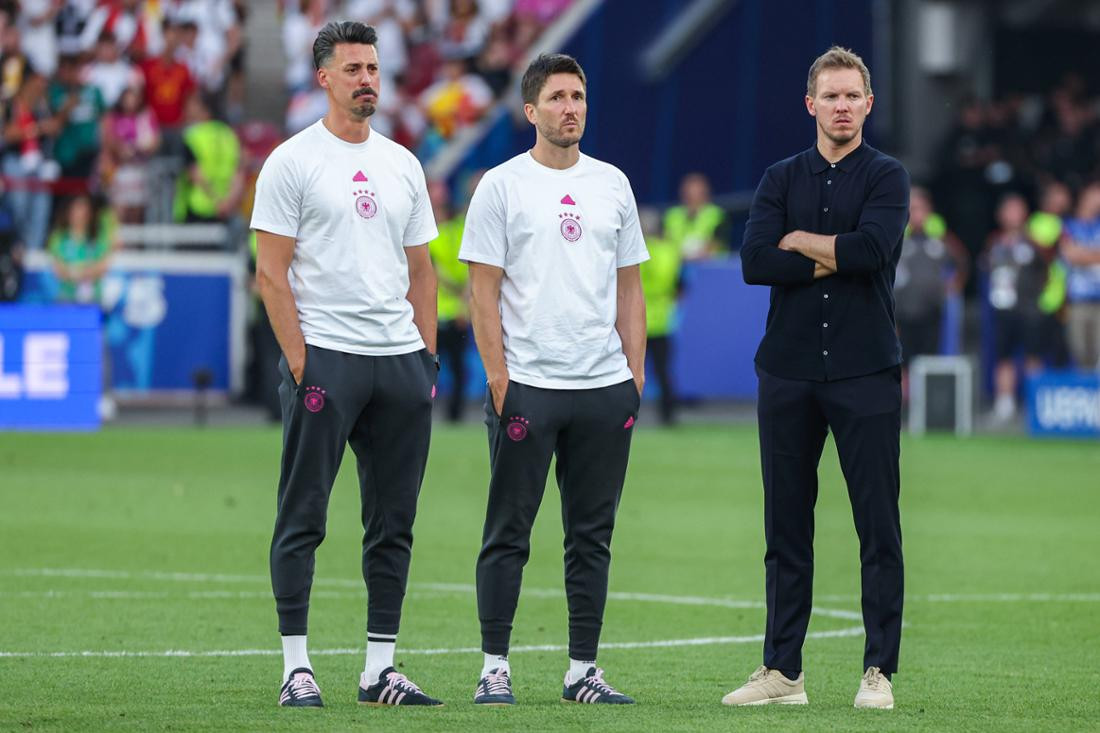 Trợ lý Wagner (bìa trái) thẫn thờ sau khi thất bại Trợ lý Wagner (bìa trái) thẫn thờ sau khi thất bại