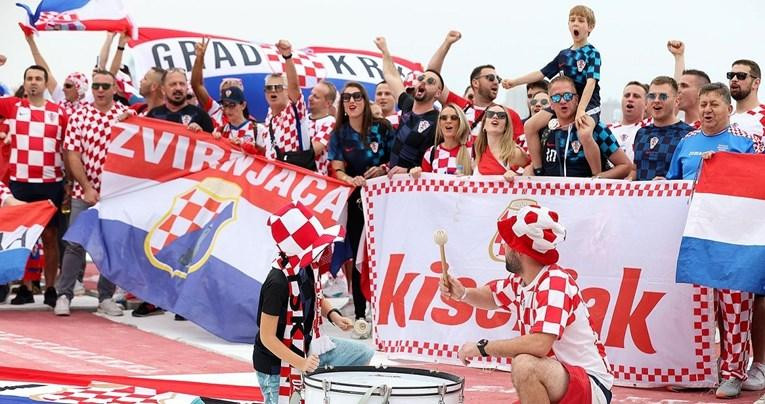 Các CĐV Croatia đang cố gắng đến Qatar ngày một nhiều để làm đối trọng với CĐV Argentina Các CĐV Croatia đang cố gắng đến Qatar ngày một nhiều để làm đối trọng với CĐV Argentina