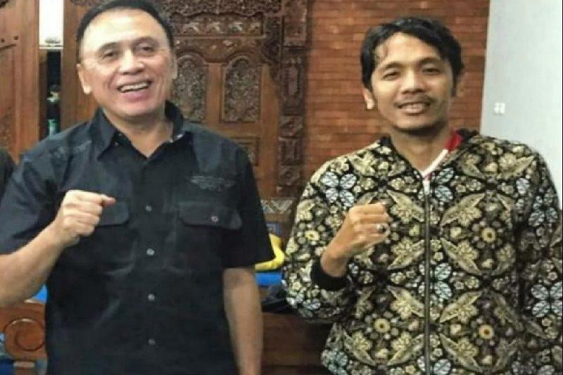 Ông Akmal Marhali và chủ tịch PSSI Ông Akmal Marhali và chủ tịch PSSI