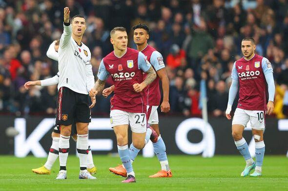 Ronaldo bất lực nhìn đối thủ ghi liên tiếp những bàn thắng Ronaldo bất lực nhìn đối thủ ghi liên tiếp những bàn thắng