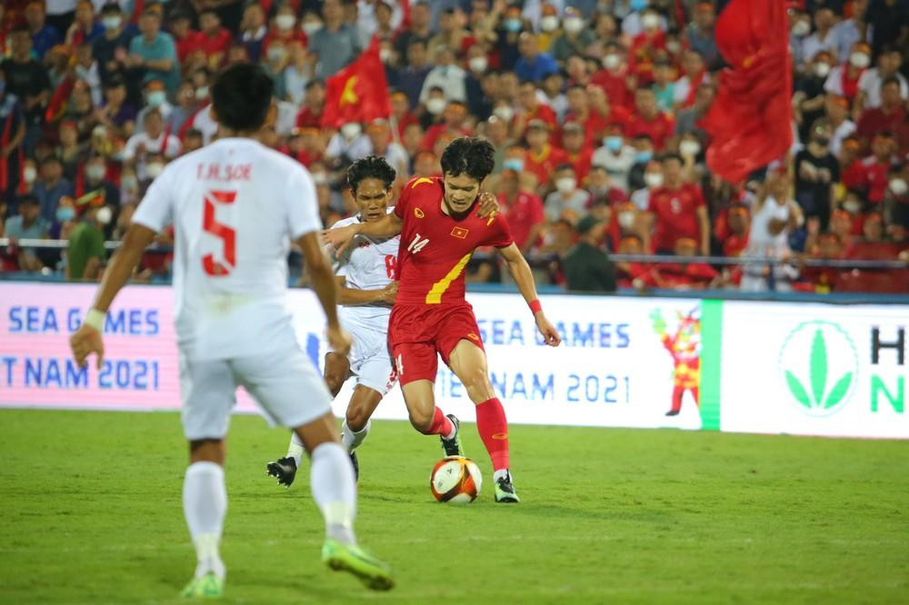 U23 Myanmar đã đeo bám rất quyết liệt, khiến các cầu thủ Việt Nam gặp khó trong khâu phối hợp U23 Myanmar đã đeo bám rất quyết liệt, khiến các cầu thủ Việt Nam gặp khó trong khâu phối hợp