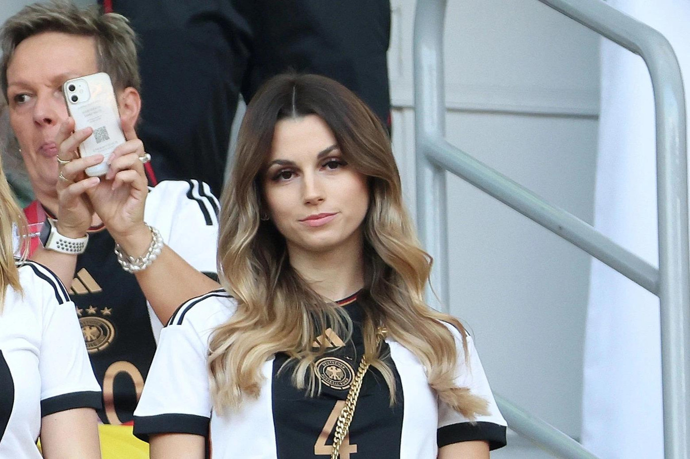 Một fan xinh đẹp người Đức và nỗi buồn khi đội nhà thất bại