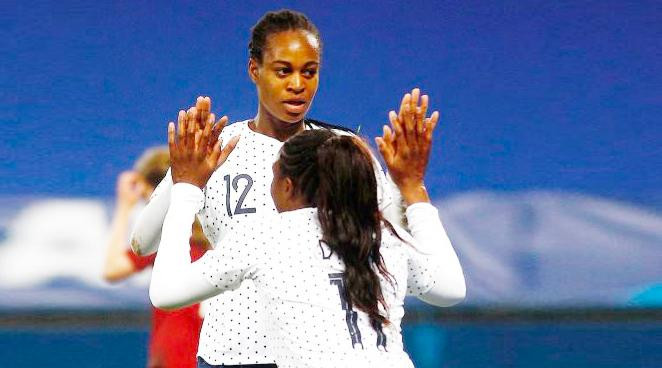 Diani (11) thường xuyên khuấy đảo hàng thủ ĐT Việt Nam bằng kỹ thuật vượt trội