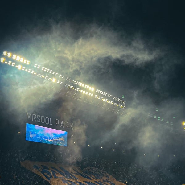 Sân Mrsool Park gặp sự cố vì điện do mưa lớn Sân Mrsool Park gặp sự cố vì điện do mưa lớn