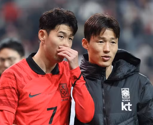 Son Jun-jo (phải) cùng Son Heung-min đã nhiều năm chung màu áo ĐTQG Son Jun-jo (phải) cùng Son Heung-min đã nhiều năm chung màu áo ĐTQG