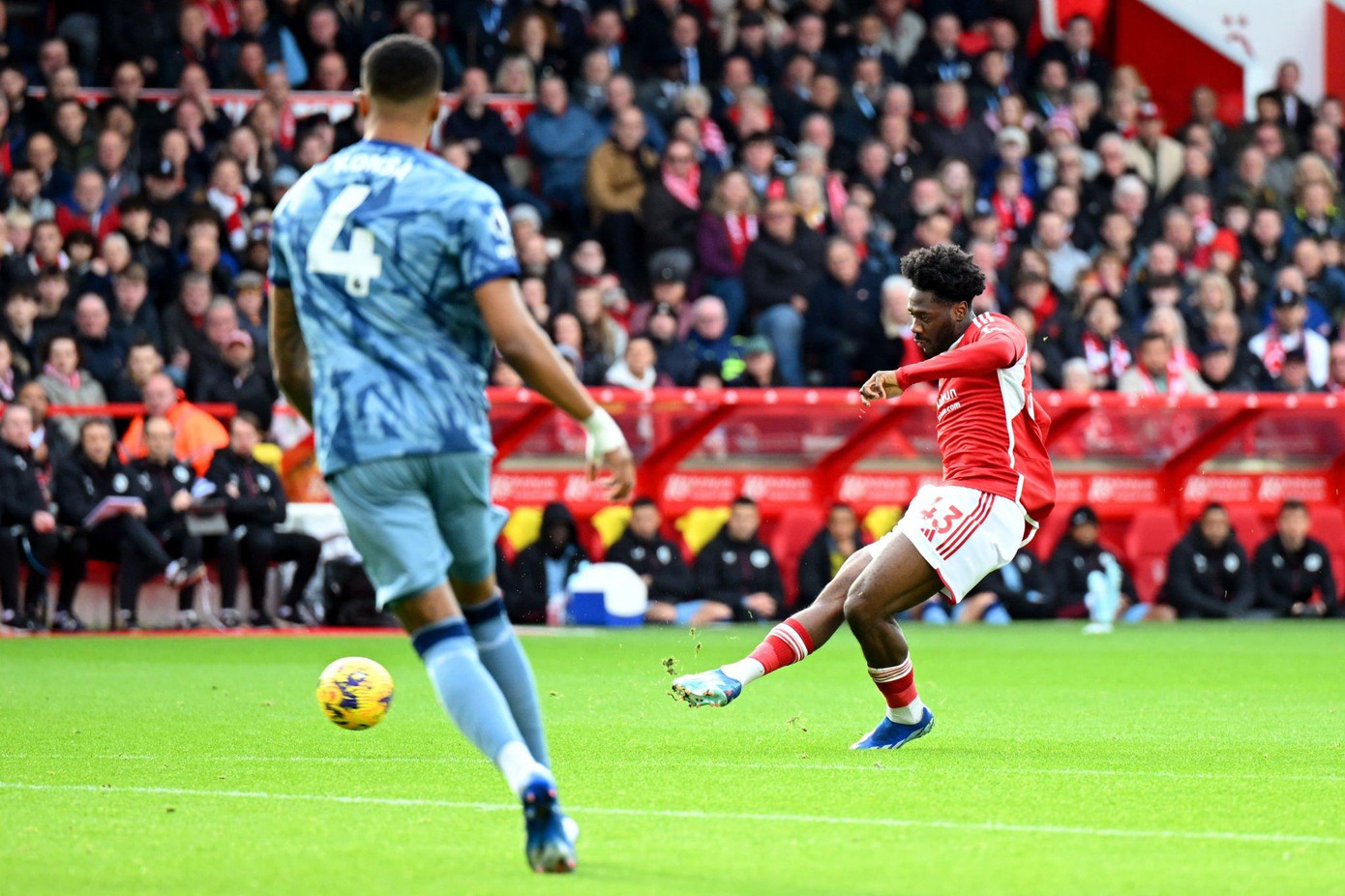 Đường dứt điểm của Aina giúp Nottingham mở tỷ số Đường dứt điểm của Aina giúp Nottingham mở tỷ số