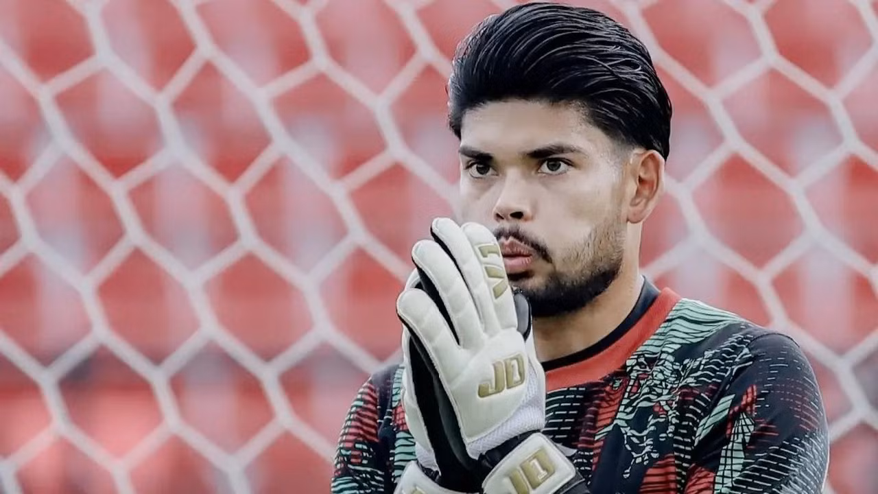 Anthony Pinthus là thủ môn số 2 của tuyển Philippines