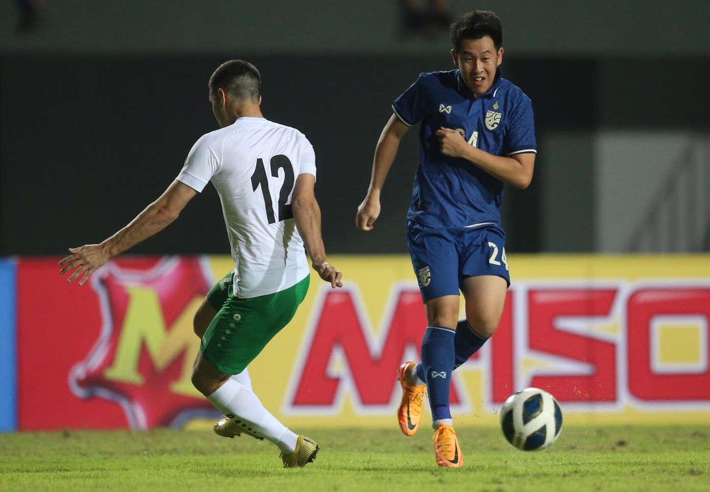 Woorachit vừa kết thúc SEA Games lại ra sân trong màu áo ĐTQG Woorachit vừa kết thúc SEA Games lại ra sân trong màu áo ĐTQG