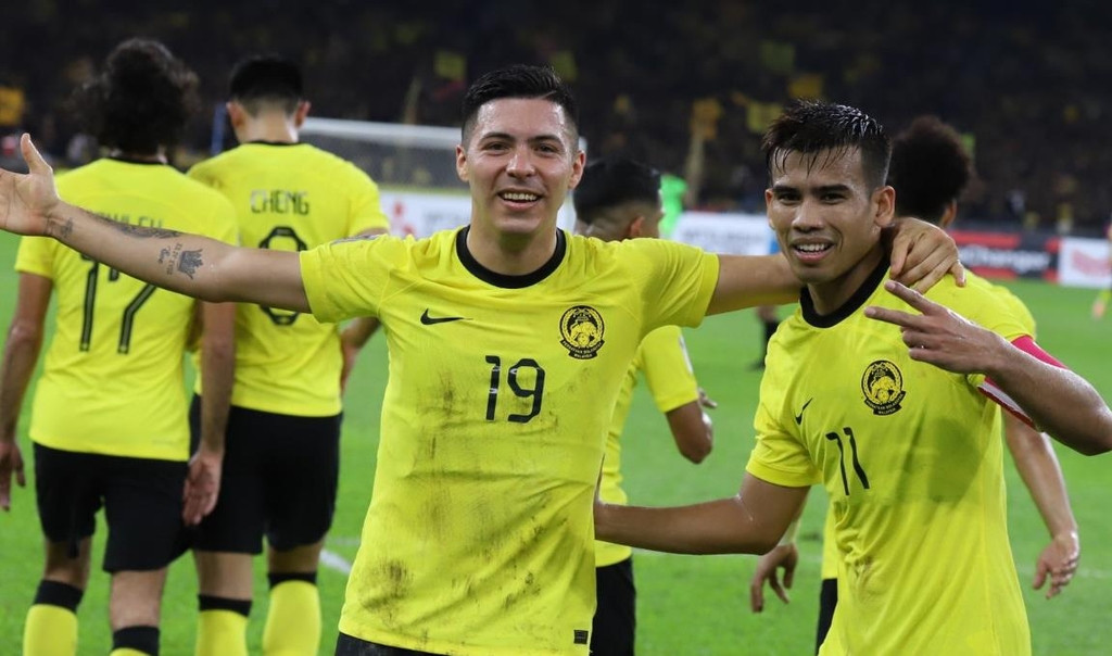 Aguero (19) góp 1 bàn thắng trong màn vùi dập 5-0 của Malaysia
