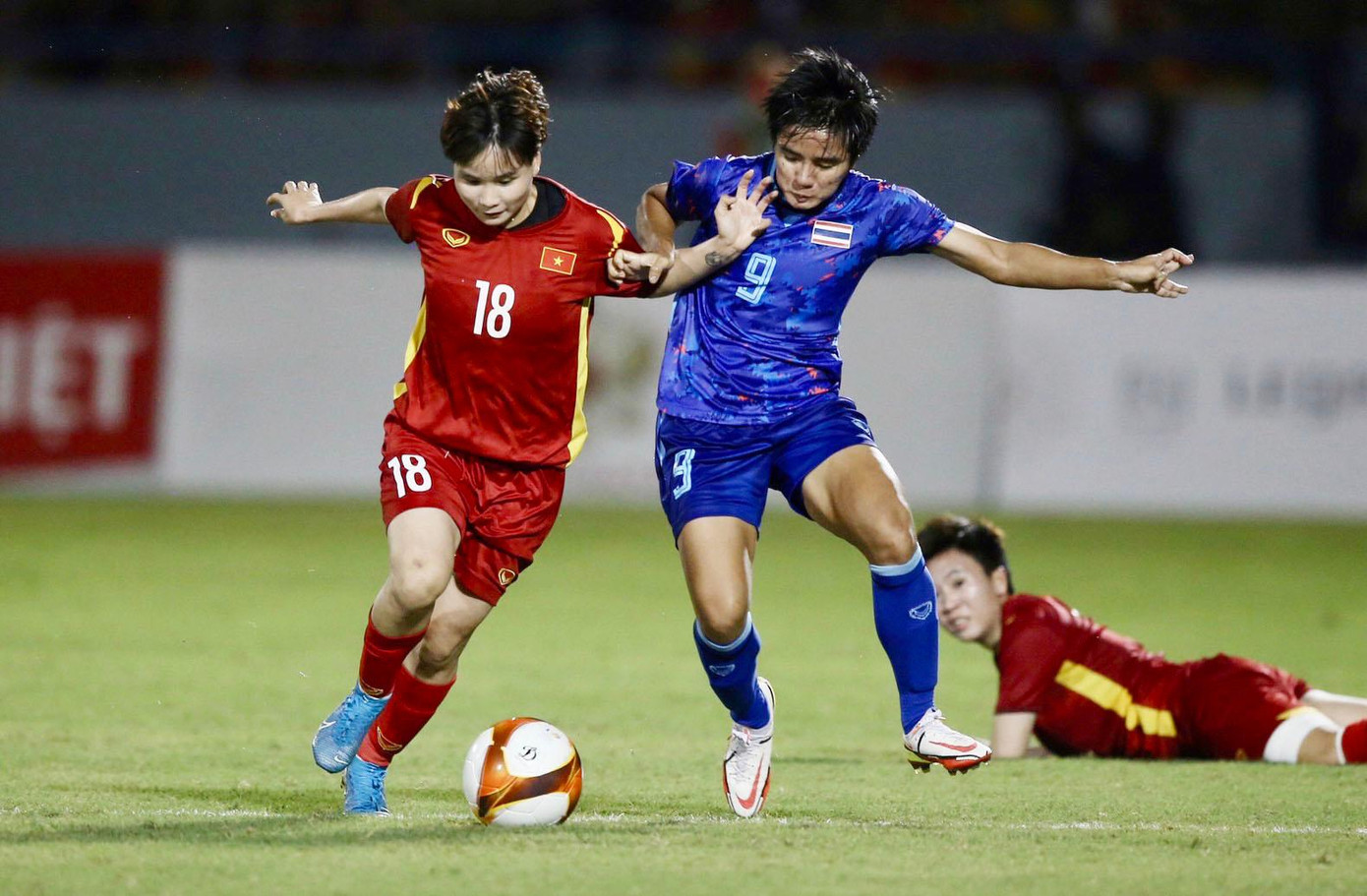 Việt Nam thi đấu rất bản lĩnh trước đối thủ có thể hình tốt hơn là Thái Lan Việt Nam thi đấu rất bản lĩnh trước đối thủ có thể hình tốt hơn là Thái Lan