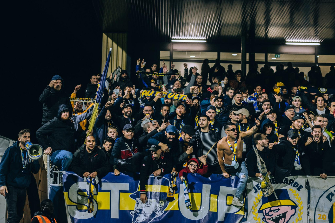 Các CĐV rất háo hức xem Pau đại chiến Bordeaux Các CĐV rất háo hức xem Pau đại chiến Bordeaux