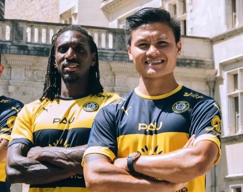 Sessi d&apos;Almeida (trái) và Quang Hải