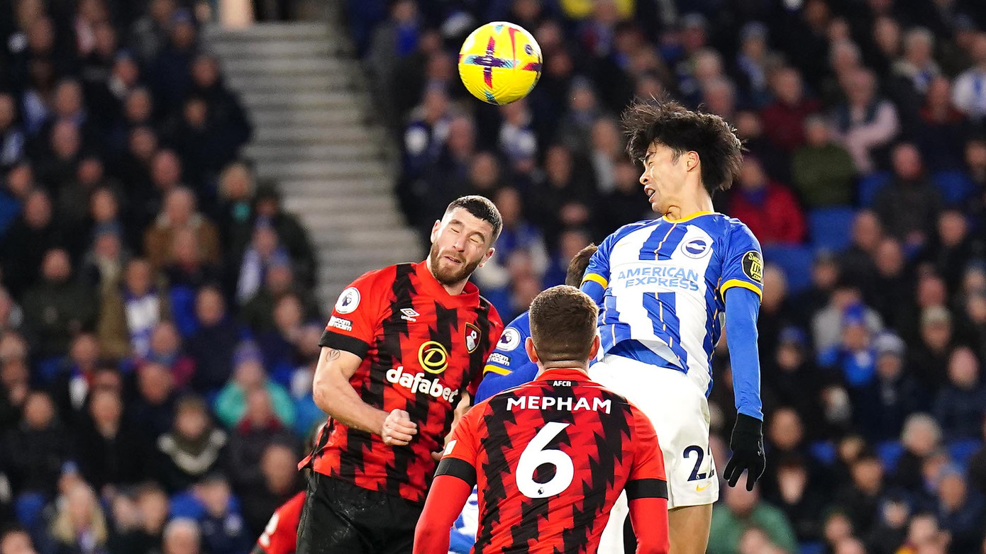 Pha đánh đầu kết liễu đối thủ của Mitoma