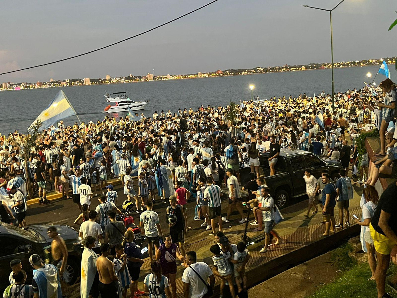 Cuộc vui của NHM Argentina bắt đầu tới đêm