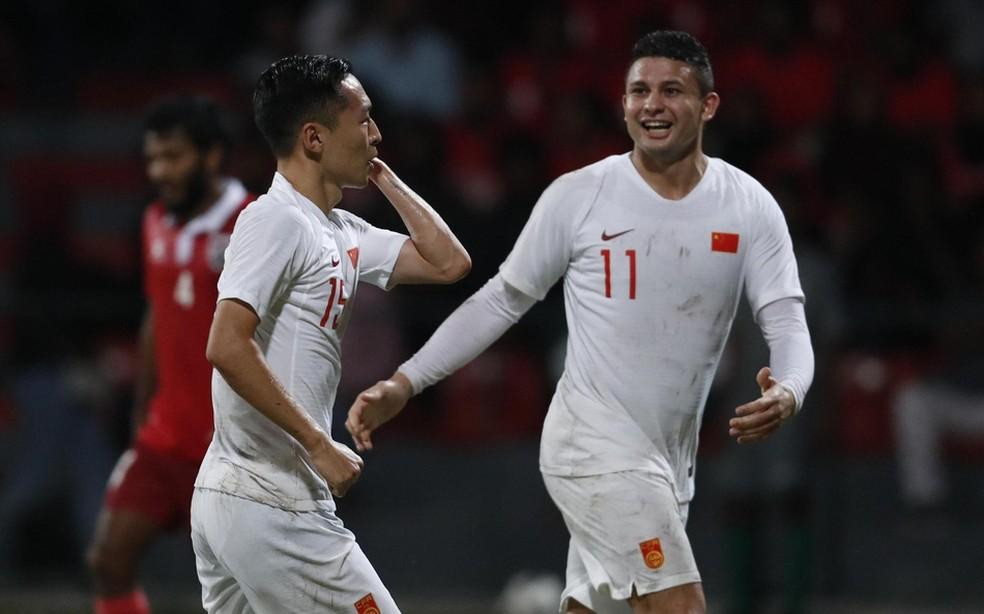 Elkeson (phải) vẫn hy vọng được gọi lại ĐT Trung Quốc dự Asian Cup 2023