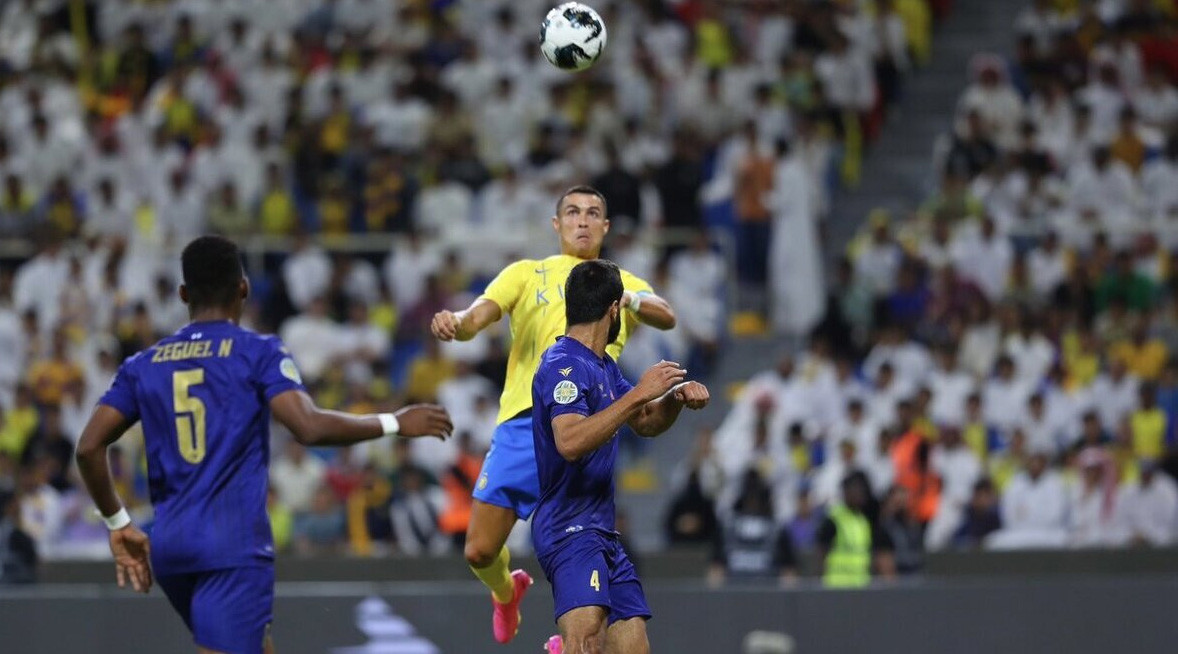 Ronaldo trong pha bật cao ghi bàn Ronaldo trong pha bật cao ghi bàn