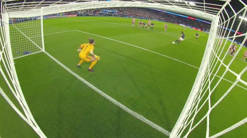 Tại World Cup nữ 2019, VAR đã phải can thiệp để yêu cầu thủ môn Scotland thực hiện lại pha bắt phạt đền vì chân không để trên vạch vôi Tại World Cup nữ 2019, VAR đã phải can thiệp để yêu cầu thủ môn Scotland thực hiện lại pha bắt phạt đền vì chân không để trên vạch vôi