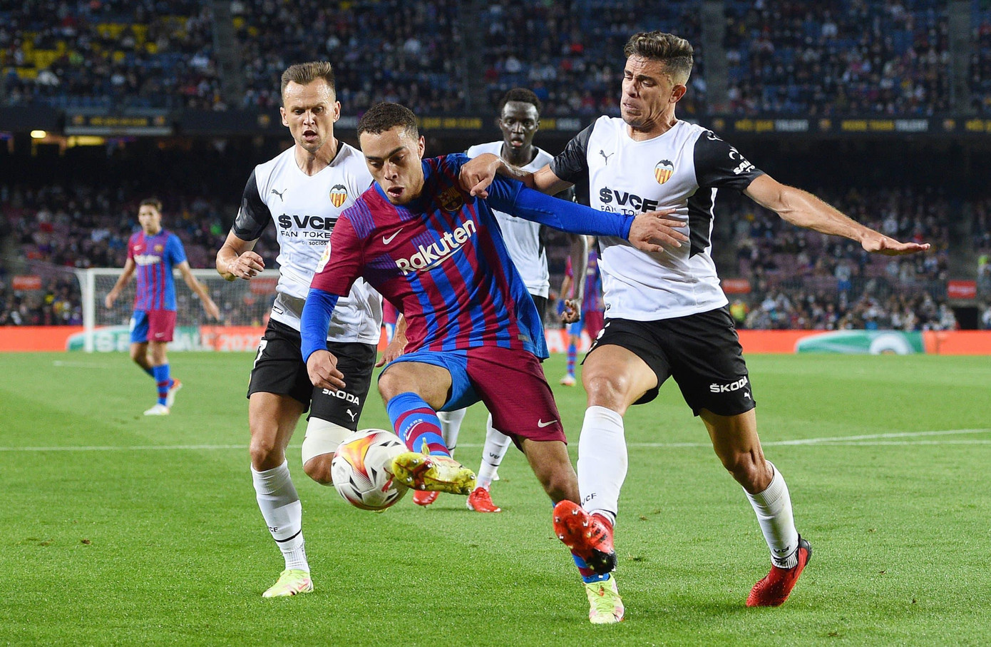 Barca sẽ phải lo lắng vì hàng thủ