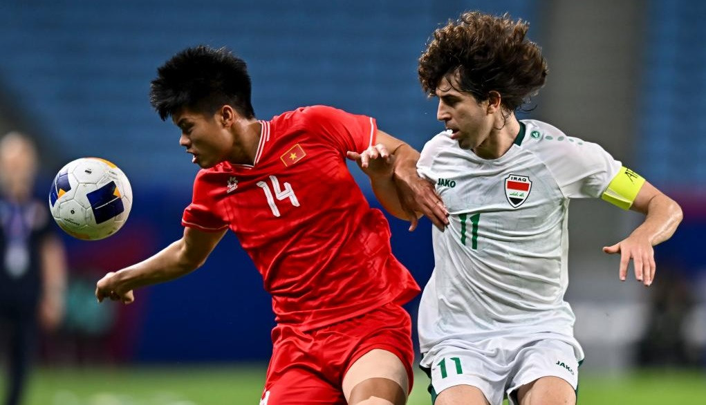 Muntadher Mohammed (phải) sẽ được ra sân ở ĐTQG Muntadher Mohammed (phải) sẽ được ra sân ở ĐTQG