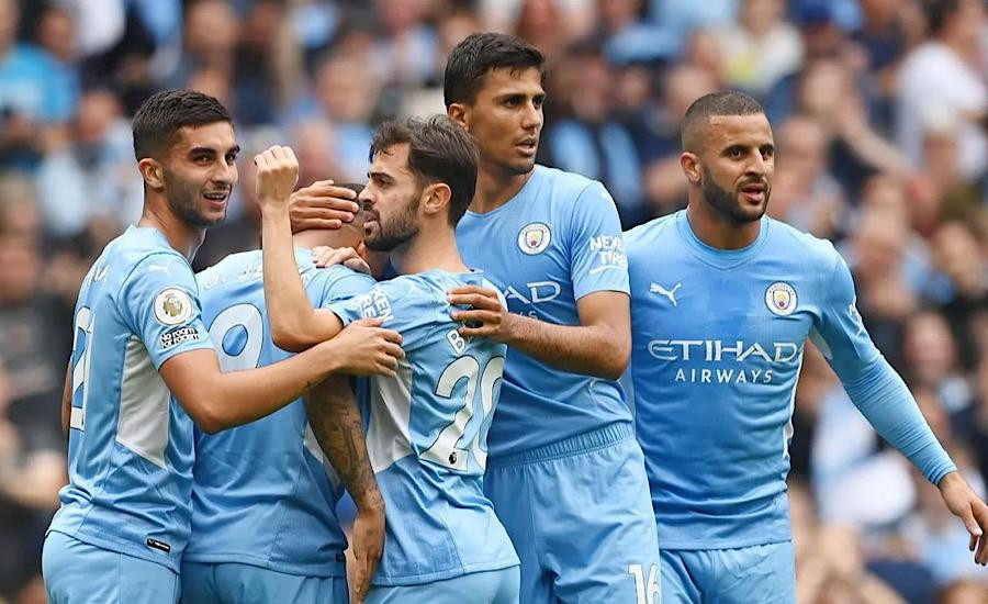 Neville cho rằng không cầu thủ nào của MU có thể chen chân vào dàn sao của Man City