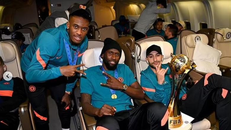 Dàn sao Chelsea trên chuyên cơ trở về sau chức vô địch FIFA Club World Cup