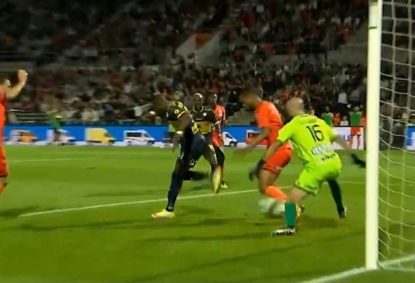 Bassouamina trong pha đánh gót ghi bàn duy nhất trận đấu Bassouamina trong pha đánh gót ghi bàn duy nhất trận đấu