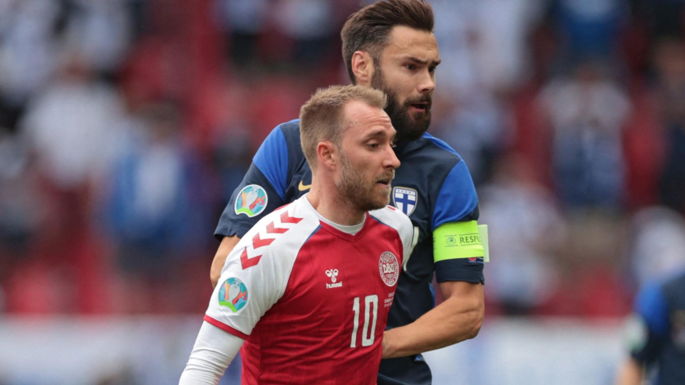 Tim Sparv và Eriksen trong trận đấu tại EURO 2020