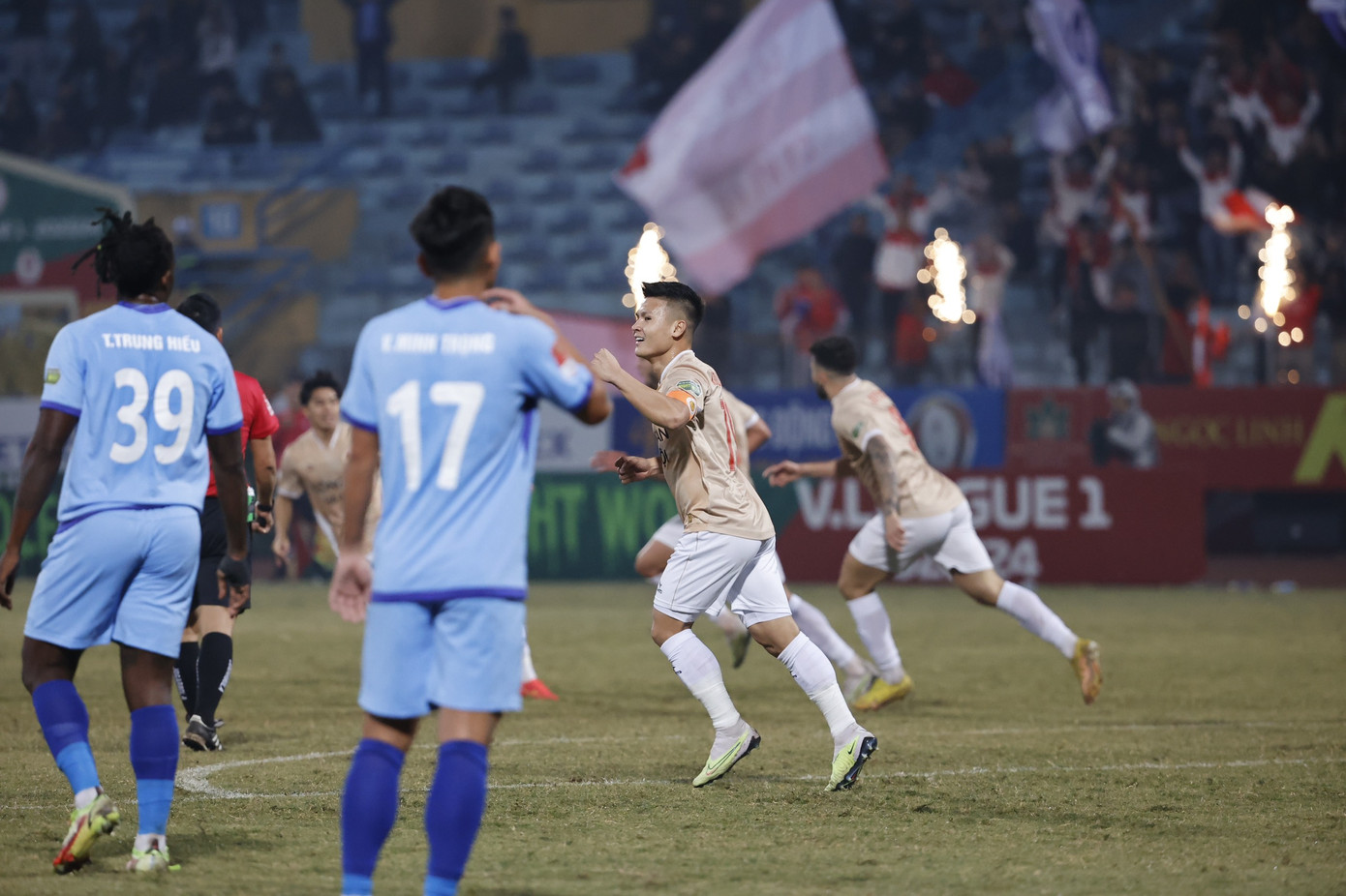 Quang Hải ghi bàn, GĐKT Trần Tiến Đại nhận thẻ đỏ trong ngày CAHN đại thắng Bình Dương ảnh 24