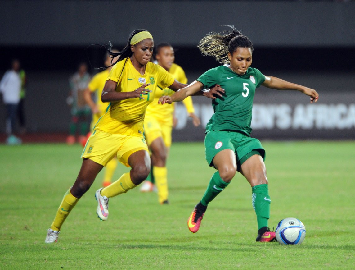 Onome Ebi (phải) cùng các đồng đội đang tính biểu tình Onome Ebi (phải) cùng các đồng đội đang tính biểu tình