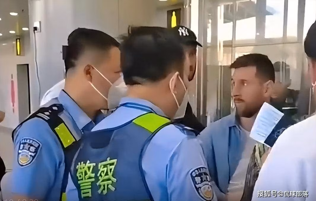Messi nói chuyện với nhân viên an ninh tại Bắc Kinh về vấn đề hộ chiếu