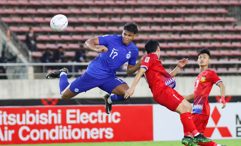 Fandi bật cao ghi bàn đơn giản khi các hậu vệ Lào không thể theo kịp đường bóng