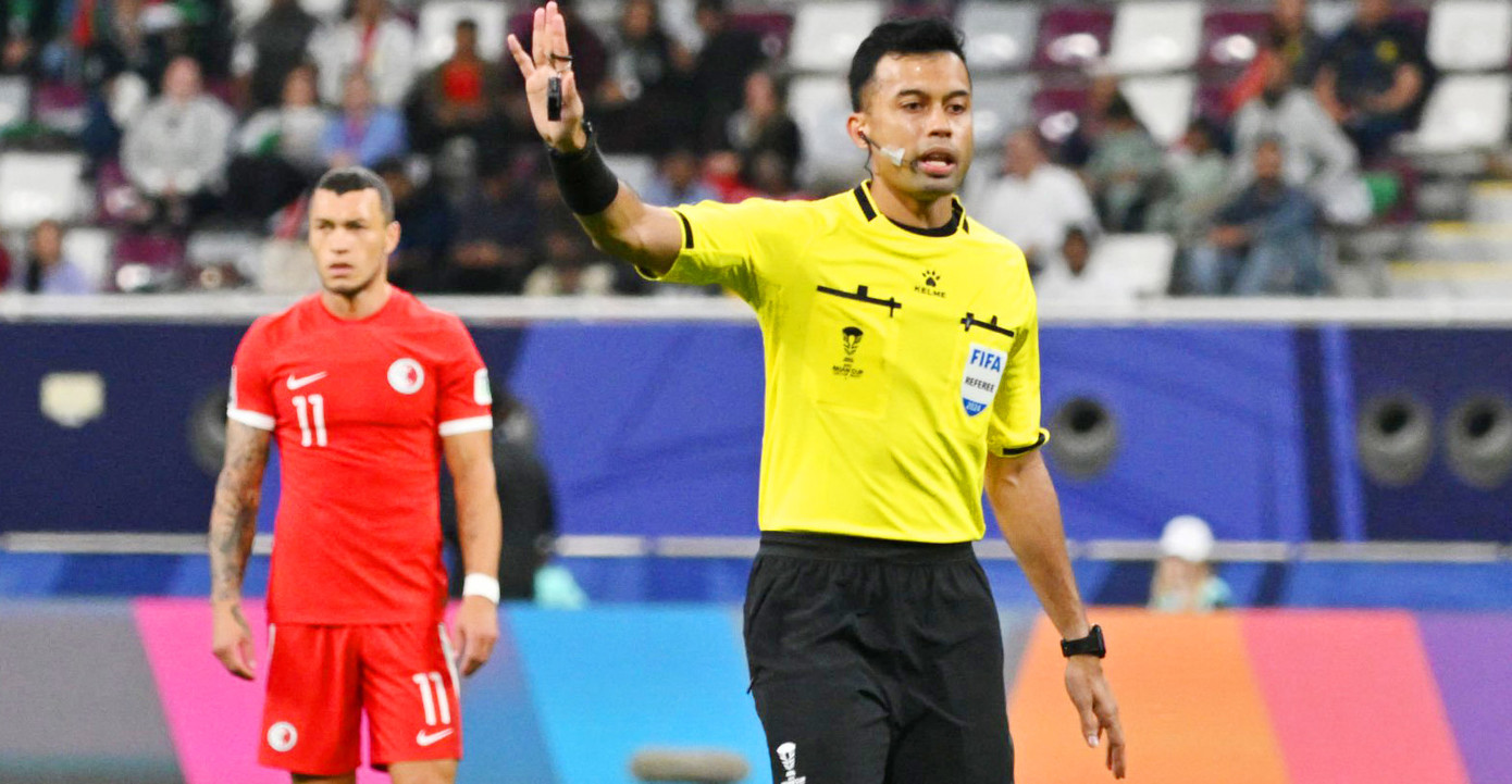 Trọng tài Muhammad Taqi 2 lần cho UAE được hưởng phạt đền