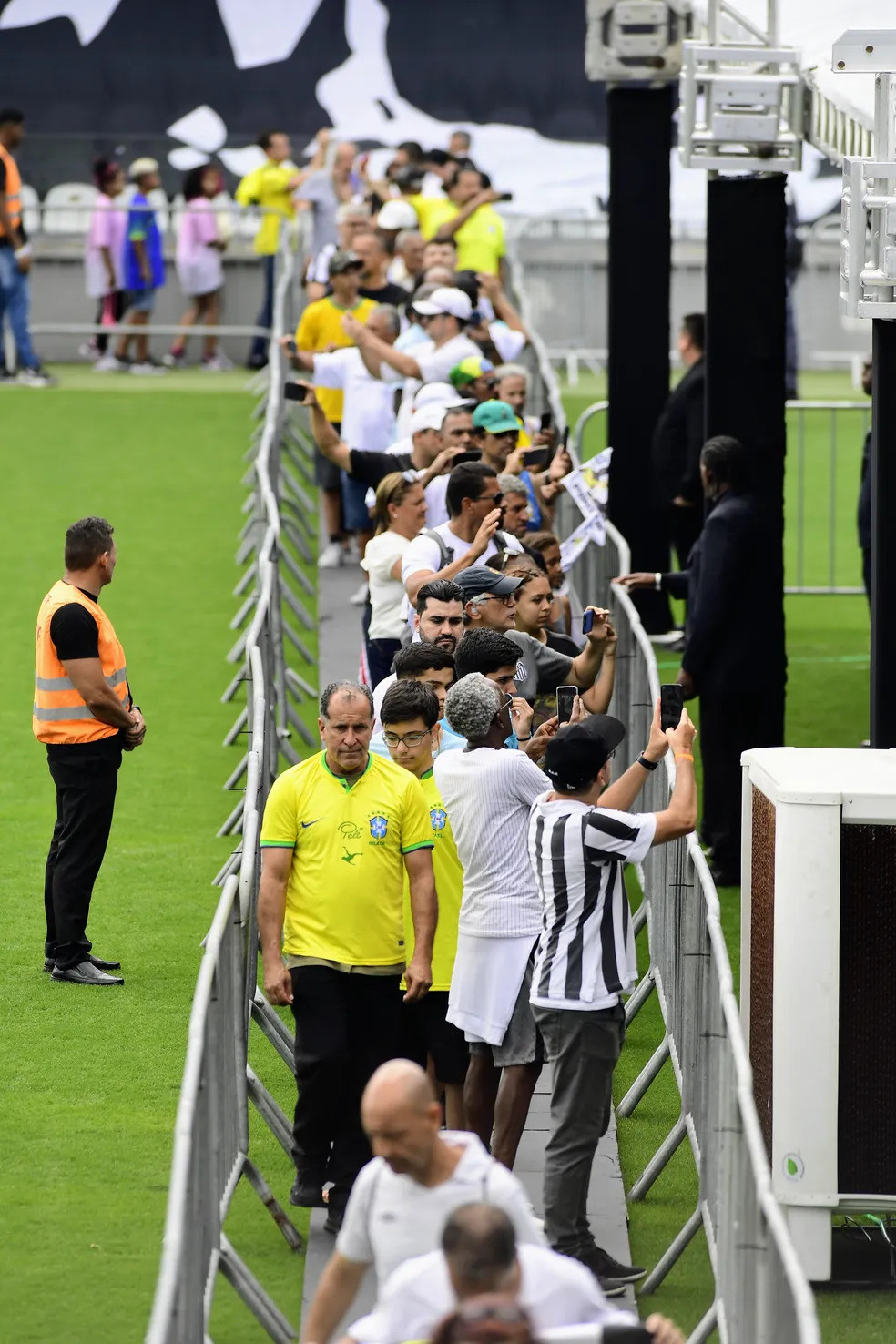 Dòng người hâm mộ tiến vào sân vận động trên đường vào viếng linh cữu "nhà vua"