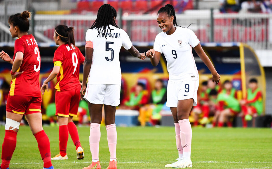 Các nữ cầu thủ Pháp được nhận lương trung bình 55.000 USD/năm, trong đó Katoko (9) nhận cao nhất