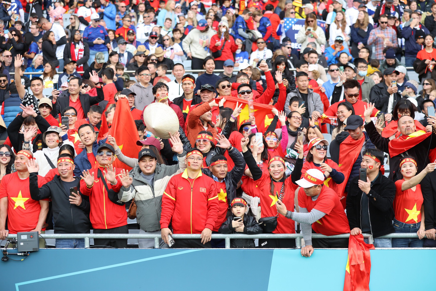 Hàng ngàn CĐV Việt Nam đã giúp lấp đầy Eden Park (ảnh: VFF)