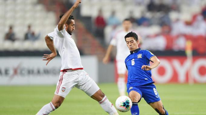 Sarach Yooyen (phải) chỉ cao 1m68 Sarach Yooyen (phải) chỉ cao 1m68