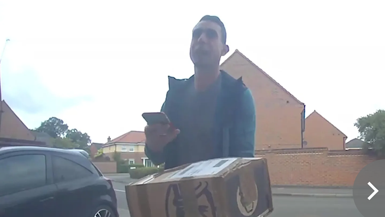 Hình ảnh David Coote đang đi giao hàng (ảnh chụp màn hình) Hình ảnh David Coote đang đi giao hàng (ảnh chụp màn hình)