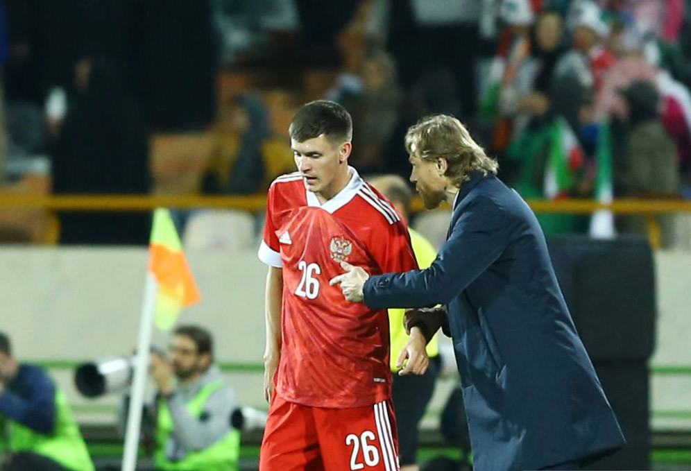 Valeri Karpin đang làm cùng lúc hai công việc Valeri Karpin đang làm cùng lúc hai công việc