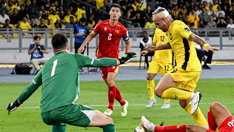 Holgado trong tình huống nâng tỷ số lên 2-0