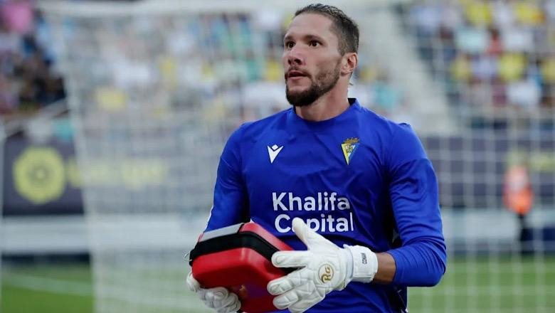 Thủ thành Ledesma cầm hộp y tế hỗ trợ các bác sĩ Thủ thành Ledesma cầm hộp y tế hỗ trợ các bác sĩ