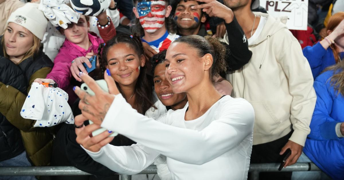 Hình ảnh các cầu thủ ăn mừng cùng CĐV đang bị chỉ trích