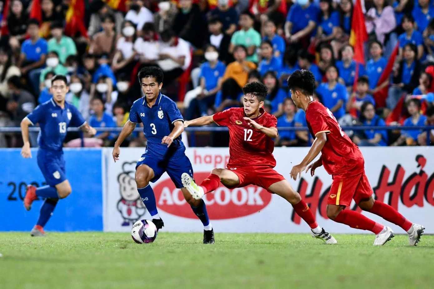 Việt Nam đánh bại Thái Lan 3-0 để đoạt ngôi đầu