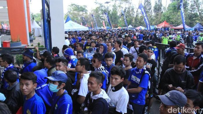 Rất nhiều CĐV của Persib Bandung đã cố gắng vào sân Gelora Bung Tomo, dẫn tới giẫm đạp