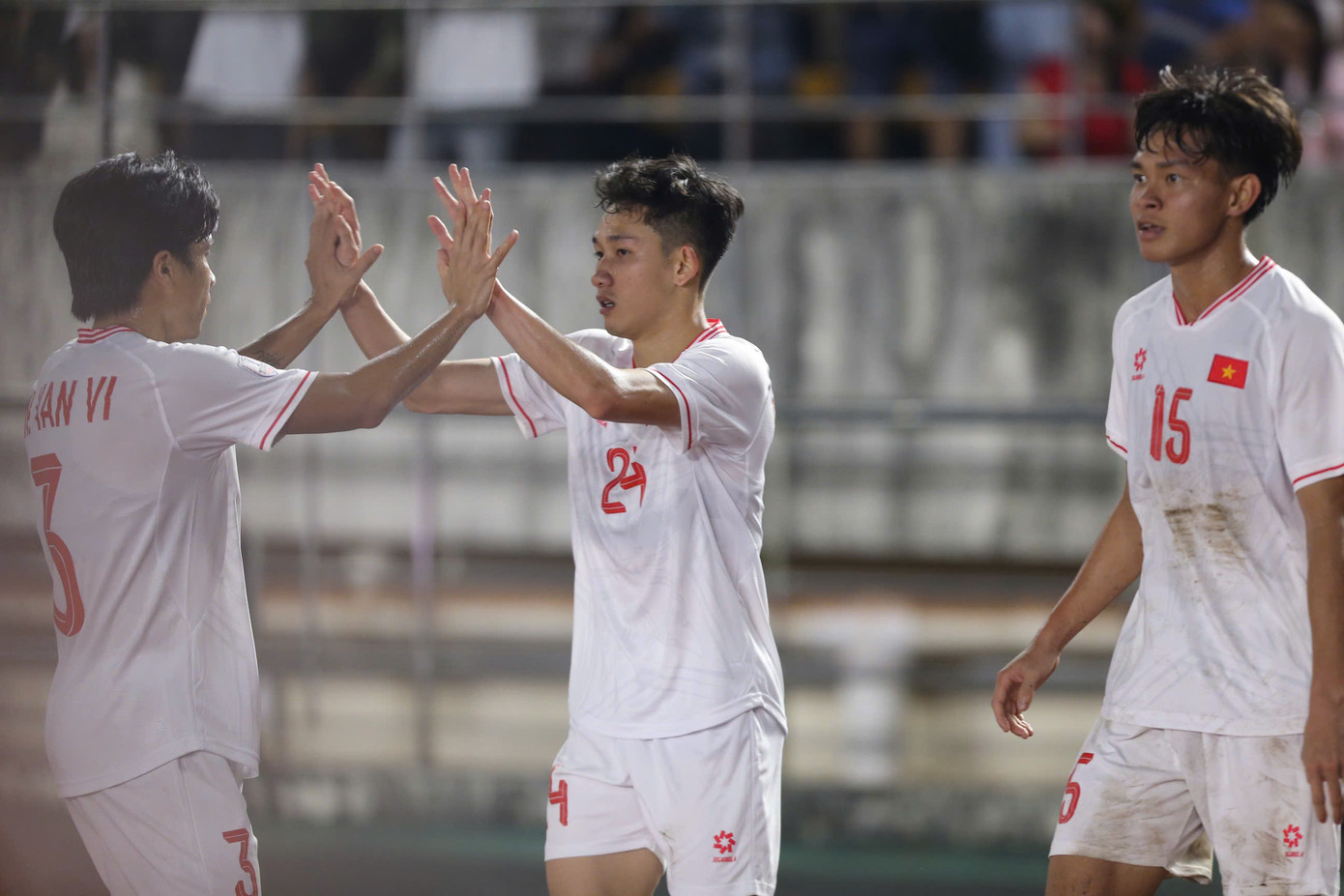 Thắng đậm Lào, đội tuyển Việt Nam dẫn đầu bảng B ảnh 14