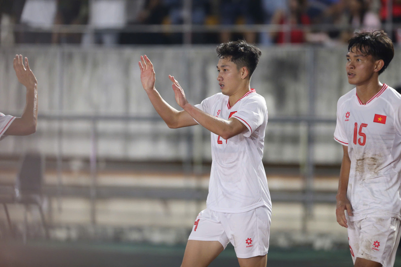 Thắng đậm Lào, đội tuyển Việt Nam dẫn đầu bảng B ảnh 12