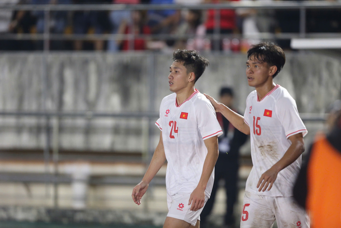 Thắng đậm Lào, đội tuyển Việt Nam dẫn đầu bảng B ảnh 13