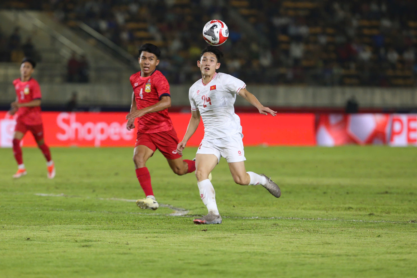 Thắng đậm Lào, đội tuyển Việt Nam dẫn đầu bảng B ảnh 26