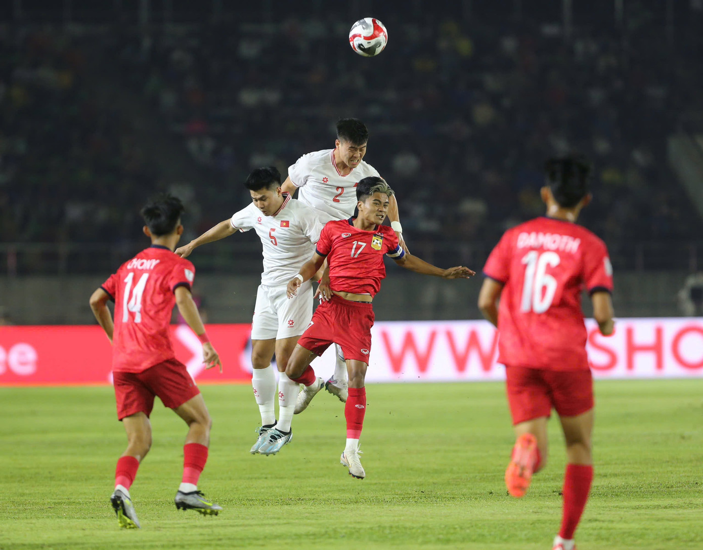 Thắng đậm Lào, đội tuyển Việt Nam dẫn đầu bảng B ảnh 7