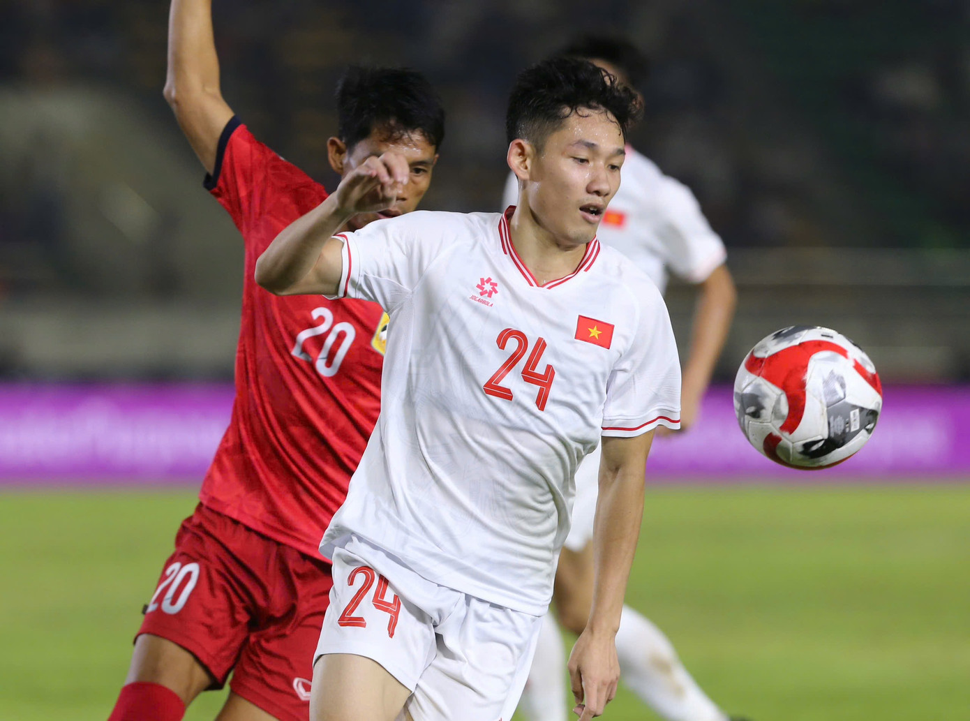 Thắng đậm Lào, đội tuyển Việt Nam dẫn đầu bảng B ảnh 23