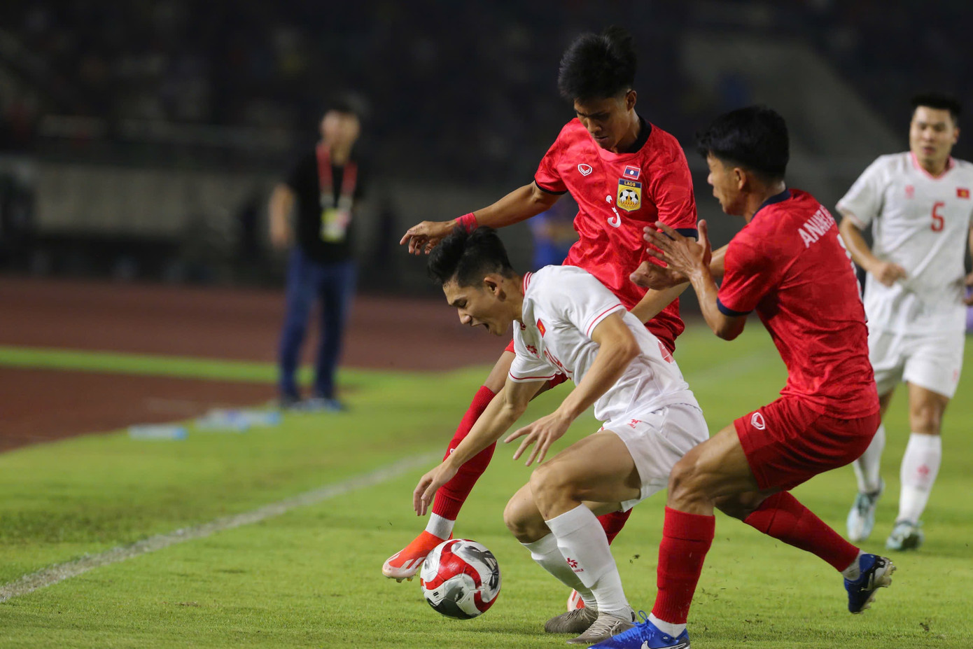 Thắng đậm Lào, đội tuyển Việt Nam dẫn đầu bảng B ảnh 5